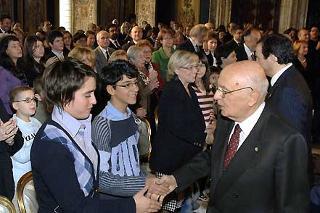 Il Presidente Giorgio Napolitano saluta i ragazzi intervenuti alla celebrazione della Giornata nazionale per i diritti dell'infanzia e dell'adolescenza
