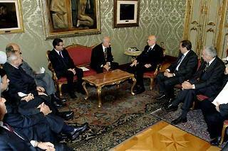 Il Presidente Giorgio Napolitano con il Presidente della Camera Fausto Bertinotti ed alcuni dei relatori del convegno su &quot;Giorgio Amendola. Sinistra, Repubblica, Europa&quot;