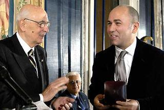 Il Presidente Giorgio Napolitano consegna al Regista Ferzan Ozpetek il Premio &quot;Vittorio De Sica&quot;