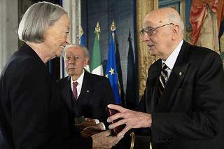 Il Presidente Giorgio Napolitano consegna il Premio &quot;De Sica&quot; alla memoria del Regista Luigi Comencini, alla moglie Giulia, in occasione della cerimonia al Quirinale