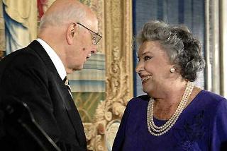 Il Presidente Giorgio Napolitano con Anna Proclamer alla quale ha consegnato il Premio &quot;Vittorio De Sica&quot;
