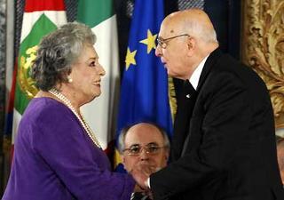 Il Presidente Giorgio Napolitano con la signora Anna Proclemer, in occasione della cerimonia di consegna dei Premi &quot;Vittorio De Sica&quot;