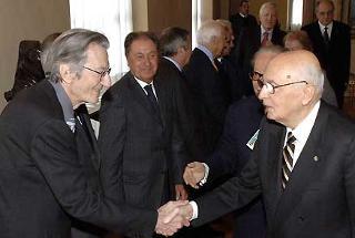 Il Presidente Giorgio Napolitano saluta i componenti del Consiglio Direttivo dell'Ente &quot;David di Donatello&quot;, nella foto con il regista Carlo Lizzani