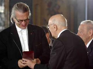 Il Presidente Giorgio Napolitano consegna il Premio per il Cinema Europeo al regista Wim Wenders, in occasione della cerimonia di consegna dei Premi &quot;Vittorio De Sica&quot;