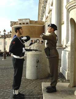 Un momento del cambio della Guardia d'Onore al Palazzo del Quirinale, protagoniste le volontarie della scuola del 235° Reggimento &quot;Piceno&quot;