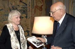 Il Presidente Giorgio Napolitano con Luciana De Marchi, in occasione della presentazione del libro &quot;Una bambina contro Stalin&quot;, di Gabriele Nissim