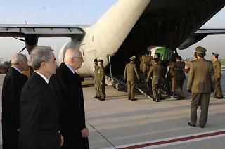 Il Presidente Giorgio Napolitano e il Ministro della Difesa Arturo Parisi, assistono alla partenza della Salma del Maresciallo Capo Daniele Paladini, all'Aeroporto di Ciampino