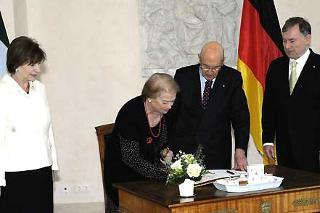 Il Presidente Giorgio Napolitano con la moglie Clio firmano l'Albo d'Onore all'arrivo al Castello di Bellevue. A fianco il Presidente della Repubblica Federale di Germania Kolher e la moglie Eva Luise
