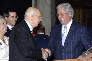 Il Presidente Giorgio Napolitano consegna il Premio Leonardo 2007 a Giorgetto Giugiaro in occasione della cerimonia della consegna dei &quot;Premi Leonardo&quot; e dei &quot;Premi Leonardo Qualità Italia 2007&quot;