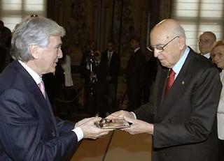 Il Presidente Giorgio Napolitano consegna il &quot;Premio Leonardo Qualità Italia&quot; 2007 a Fabio Perini, Fondatore Perini Navi