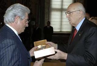 Il Presidente Giorgio Napolitano consegna il &quot;Premio Leonardo&quot; 2007, a Giorgetto Giugiaro