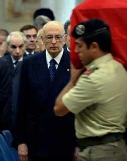 Il Presidente Giorgio Napolitano, ai funerali solenni del Caporal Maggiore Scelto Alessandro Pibiri, caduto a seguito dell'attentato in Iraq
