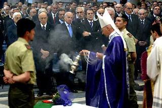 Il Presidente Giorgio Napolitano, nella foto con il Presidente della Camera Fausto Bertinotti ed il Presidente del Consiglio Romano Prodi al termine dei funerali del giovane Alessandro Pibiri caduto in Iraq