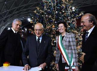 Il Presidente Giorgio Napolitano, nella foto con Roberto Formigoni, Letizia Moratti ed Enzo Lucchini, davanti all'albero di Natale rappresentativo delle Istituzioni promotrici del Comitato Milano Expo 2015
