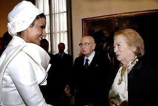 La Signora Clio ed il Presidente della Repubblica Giorgio Napolitano accolgono la Sceicca del Qatar, Mozah Bint Nasser Al Missned all'arrivo in Prefettura