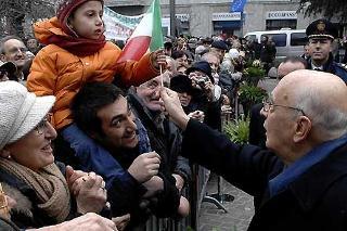 Il Presidente Giorgio Napolitano tra la folla che lo ha atteso a Sesto San Giovanni in occasione della visita a Villa Mylius