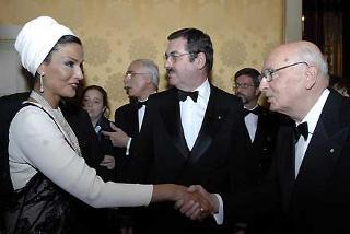 Il Presidente Giorgio Napolitano accoglie la Sceicca del Qatar all'arrivo al Teatro alla Scala