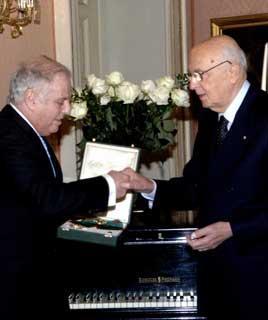 Il Presidente Giorgio Napolitano consegna le insegne dell'Onorificenza di Cavaliere di Gran Croce dell'Ordine al Merito della Repubblica Italiana al Maestro Daniel Barenboim