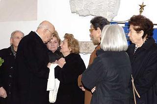 Il Presidente Giorgio Napolitano saluta i familiari di Pietro Amendola, nella camera ardente allestita nella Sala del Carroccio del Campidoglio