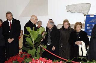 Il Presidente Giorgio Napolitano saluta i familiari di Pietro Amendola, nella camera ardente allestita nella Sala del Carroccio del Campidoglio