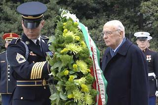 Il Presidente Giorgio Napolitano rende omaggio al Milite Ignoto presso il Cimitero di Arlington