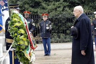 Il Presidente Giorgio Napolitano, in raccoglimento, rende omaggio al Milite Ignoto al Cimitero di Arlington