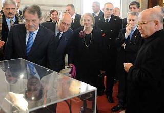 Il Presidente Giorgio Napolitano con a fianco il Presidente del Consiglio Romano Prodi e la moglie Clio, osserva il frammento di volto di statua in avorio, esposto alla Mostra &quot;Nostoi. Capolavori ritrovati&quot;.
