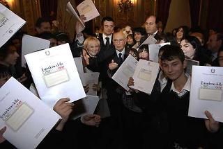 Il Presidente Giorgio Napolitano tra i ragazzi, al termine della presentazione del &quot;Quaderno della Costituzione&quot; in occasione del sessantesimo anniversario della Costituzione.