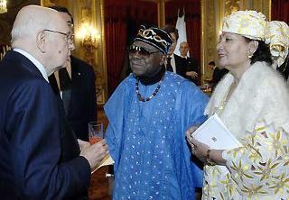 Il Presidente Giorgio Napolitano si intrattiene con gli Ambasciatori di Camerun e Niger, al termine della cerimonia per il tradizionale scambio di auguri del Corpo Diplomatico al Capo della Stato.