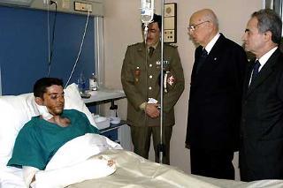 Il Presidente Giorgio Napolitano, accompagnato dal Ministro della Difesa Arturo Parisi durante la visita a Manuel Pilia, uno dei militari feriti nel recente attentato in Iraq