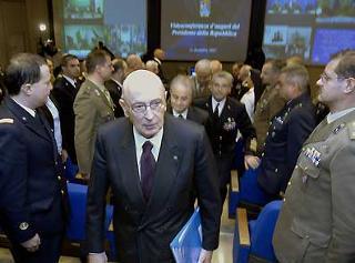 Il Presidente Giorgio Napolitano al centro di comando Operativo di Vertice Interforze in occasione del collegamento in videoconferenza per rivolgere gli auguri ai contingenti militari italiani impegnati nei teatri di operazioni internazionali.