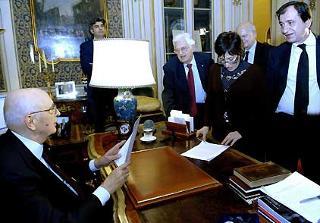 Il Presidente Giorgio Napolitano con alcuni dei suoi Consiglieri poco prima della diretta televisiva a reti unificate del messaggio di fine anno.