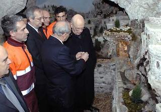 Il Presidente Giorgio Napolitano, accompagnato dal Sindaco di Roma Walter Veltroni, in visita al Presepe dell'AMA di via Cavalleggeri.