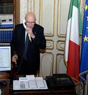 Il Presidente Giorgio Napoltano risponde alle numerose telefonate al termine del suo messaggio televisivo agli italiani.