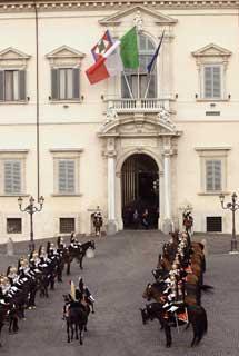 Un momento della cerimonia solenne del Cambio della Guardia da parte del Reggimento Corazzieri, in occasione della Festa del Tricolore.