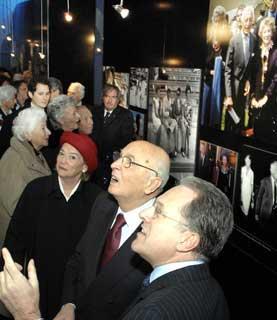 Il Presidente Giorgio Napolitano con la moglie Clio ed il curatore della Mostra su Gianni Agnelli, Marcello Sorgi, al Vittoriano, durante l'inagurazione.