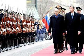 Il Presidente Giorgio Napolitano accompagnato dal Presidente della Repubblica di Slovenia Danilo Turk, riceve gli Onori militari al suo arrivo al Palazzo Presidenziale