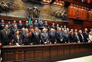 Un momento della cerimonia nell'Aula di Montecitorio, durante l'esecuzione dell'Inno Nazionale, in occasione della Seduta comune del Parlamento per la celebrazione del 60° anniversario della Costituzione