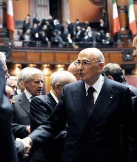 Il Presidente Giorgio Napolitano nell'Aula del Parlamento al termine del suo intervento in occasione della cerimonia di celebrazione del 60°Anniversario della Costituzione