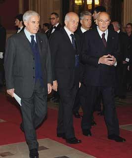 Il Presidente Giorgio Napolitano accolto dai Presidenti di Senato e Camera Franco Marini e Fausto Bertinotti all'arrivo a Montecitorio per la celebrazione del 60°Anniversario della Costituzione