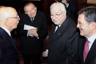Il Presidente Giorgio Napolitano con il Presidente Emerito della Repubblica, Francesco Cossiga, il Senatore a Vita, Giulio Andreotti ed il Presidente del Consiglio Romano Prodi, in occasione del 60°Anniversario della Costituzione