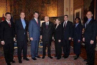 Il Presidente Giorgio Napolitano con l'astronauta italiano Paolo Nespoli ed i componenti l'equipaggio dello Shuttle Discovery, Melroy, Zamka, Parazynski, Weelock, Anderson e Wuilson