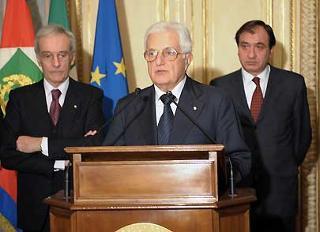 Il Segretario generale della Presidenza della Repubblica, dott. Donato Marra, annuncia le dimissioni del Governo Prodi