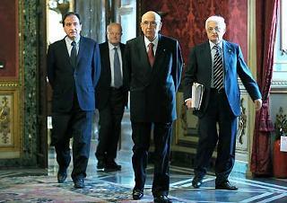 Il Presidente Giorgio Napolitano con il Segretario generale Donato Marra ed i Consiglieri Cascella e Guelfi, al termine dei colloqui della mattinata con le Forze politiche.