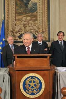 Il Presidente Emerito della Repubblica Senatore Dott. Carlo Azeglio Ciampi dopo i colloqui con il Presidente Giorgio Napolitano in occasione delle consultazioni
