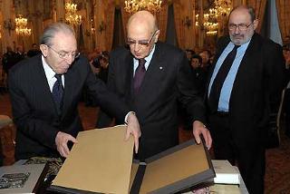 Il Presidente Giorgio Napolitano con Umberto Eco e Mario Scognamiglio durante l'incontro al Quirinale