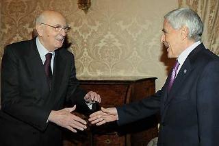 Il Presidente Giorgio Napolitano accoglie il Presidente del Senato, Franco Marini, nel suo studio alla Vetrata