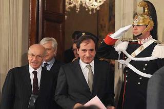 Il Presidente della Camera dei deputati Fausto Bertinotti lascia il Palazzo del Quirinale dopo il colloquio con il Presidente Giorgio Napolitano