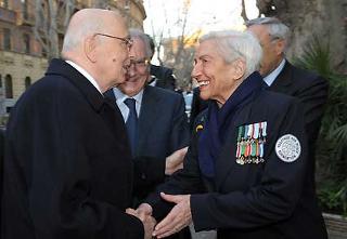 Il cordiale incontro del Presidente Giorgio Napolitano con la Signora Fanfani, all'arrivo all'Audutorium Fintecna per il convegno su i cento anni dalla nascita di Amintore Fanfani