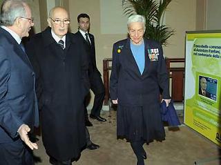 Il Presidente Giorgio Napolitano con la Signora Fanfani, al convegno per i cento anni dalla nascita di Amintore Fanfani. A destra il francobollo commemorativo dell'illustre uomo politico